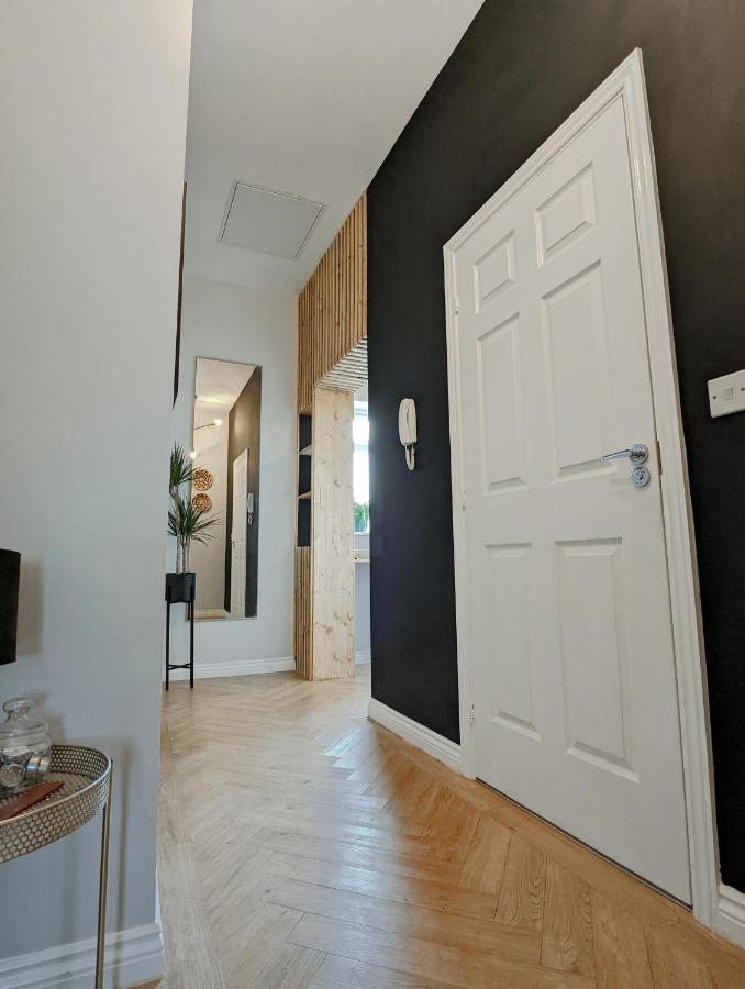 Spacious, Mid-Century 1 Bedroom Apartment Quedgeley Eksteriør bilde
